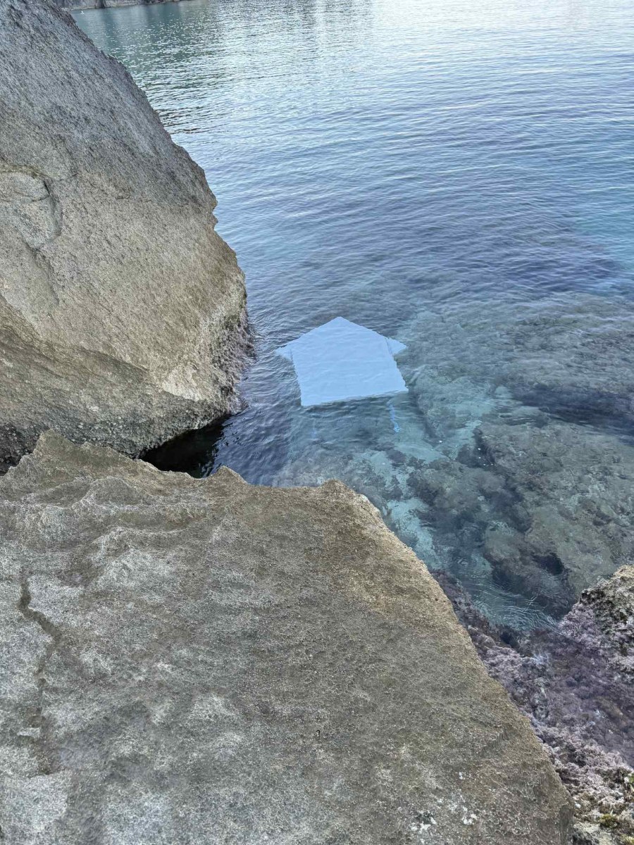 Άγνωστοι πέταξαν τραπεζοκαθίσματα στη θάλασσα σε φημισμένη παραλία