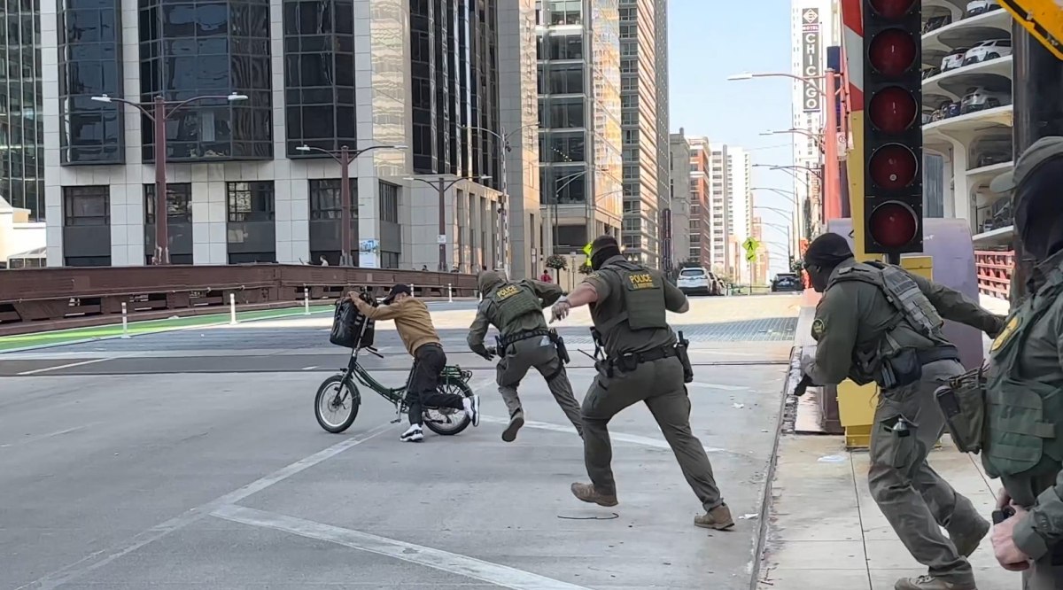 Η αποτυχημένη καταδίωξη της ICE – Ο ποδηλάτης που νίκησε τους πράκτορες