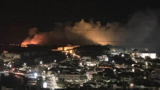 Λέσβος: Φωτιά στην περιοχή του κάστρου Μυτιλήνης στα Τσαμάκια