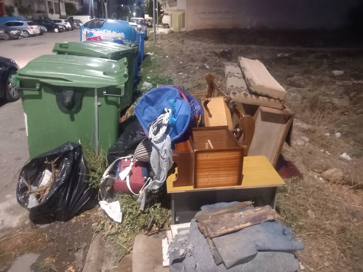 Πρόστιμο για την απόρριψη ογκωδών αντικειμένων δίπλα στους κάδους απορριμμάτων