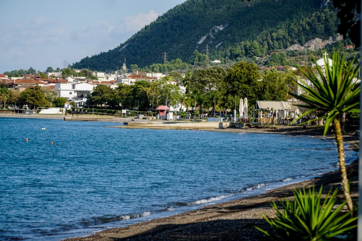 Καμένα Βούρλα: Υγειονομική βόμβα τα λύματα στη θάλασσα – «2 εκατ. κολοβακτηρίδια σε ένα μικρό ποτήρι»