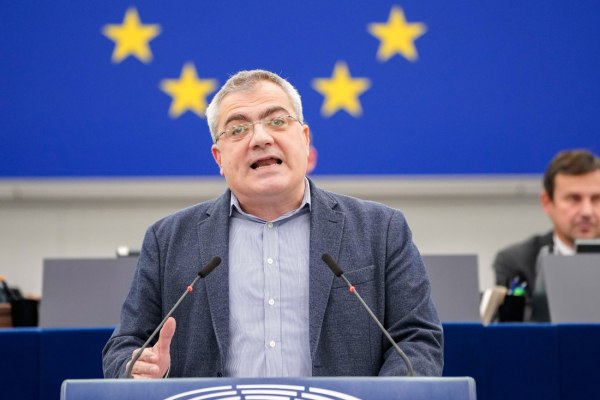 Παπαδάκης – ΚΚΕ: «Στρατιωτική Σένγκεν» και δισ. ευρώ για τα πολεμικά σφαγεία ζητά το Ευρωκοινοβούλιο