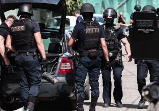 Σε εξέλιξη αστυνομική επιχείρηση σε οικισμό στο Ζεφύρι – Οκτώ συλλήψεις