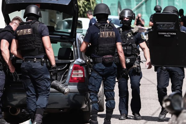 Σε εξέλιξη αστυνομική επιχείρηση σε οικισμό στο Ζεφύρι – Οκτώ συλλήψεις