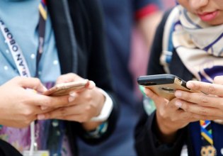 Οι μισοί Αμερικανοί ενημερώνονται από τα social media – Σε ποιες πλατφόρμες δείχνουν προτίμηση