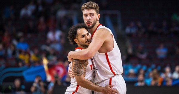 Ο απαρηγόρητος Σενγκούν έγινε viral μετά τον τελικό του Eurobasket (pics)