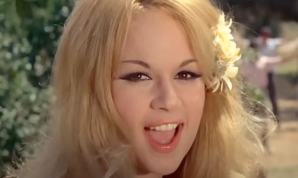 Αλίκη Βουγιουκλάκη: Το απίστευτο ποσό που πωλείται το σπίτι της στη Στησιχώρου