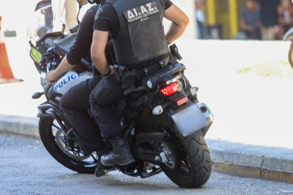 Κινηματογραφική καταδίωξη 20χρονου γιού επιχειρηματία – Χτύπησε αστυνομικό με το αυτοκίνητό του