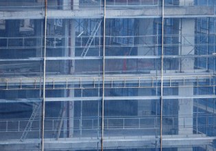 Γκρίζα σύννεφα στην οικοδομή