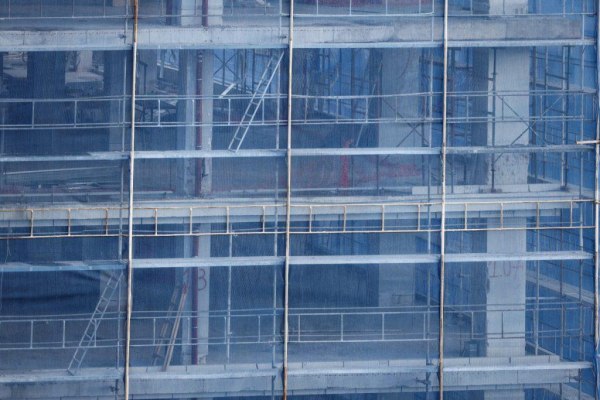 Γκρίζα σύννεφα στην οικοδομή