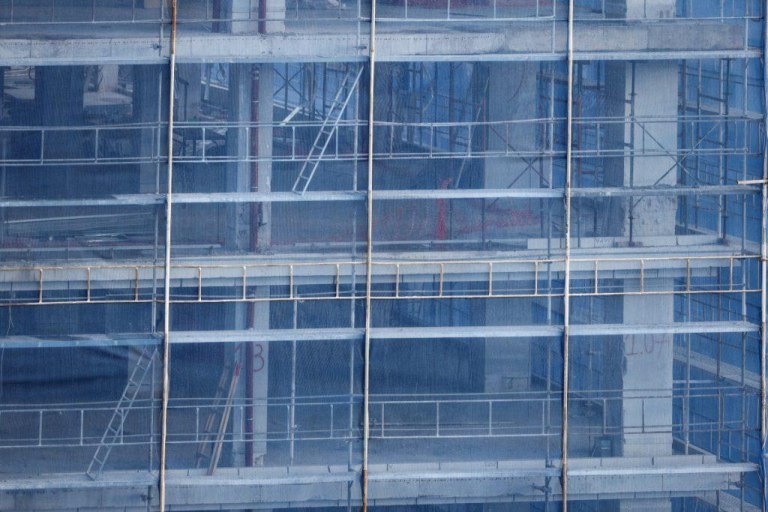 Γκρίζα σύννεφα στην οικοδομή