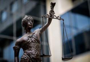 «Οχι» στην υποβάθμιση της Νομικής – Με προσφυγή απειλούν οι δικηγόροι κατά των μη κρατικών πανεπιστημίων