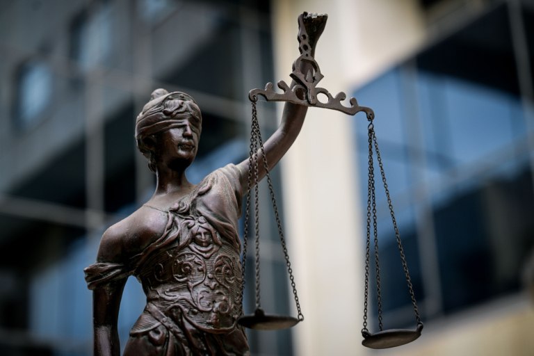 «Οχι» στην υποβάθμιση της Νομικής – Με προσφυγή απειλούν οι δικηγόροι κατά των μη κρατικών πανεπιστημίων