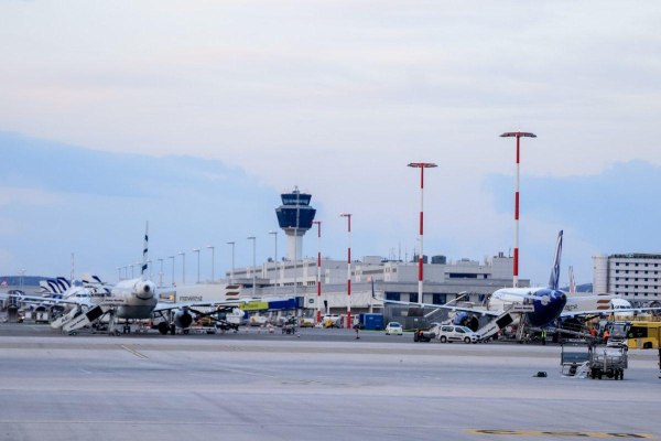 «Ελ. Βενιζέλος»: Κίνδυνος από τα ελικόπτερα