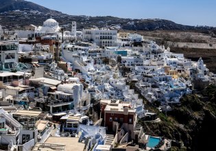 Κεφαλογιάννη: Αύξηση αφίξεων και εσόδων στον τουρισμό το πρώτο εξάμηνο – Οι σεισμοί στη Σαντορίνη επηρέασαν τις Κυκλάδες