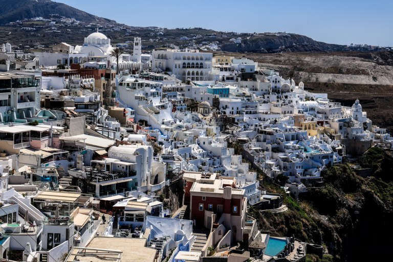 Κεφαλογιάννη: Αύξηση αφίξεων και εσόδων στον τουρισμό το πρώτο εξάμηνο – Οι σεισμοί στη Σαντορίνη επηρέασαν τις Κυκλάδες