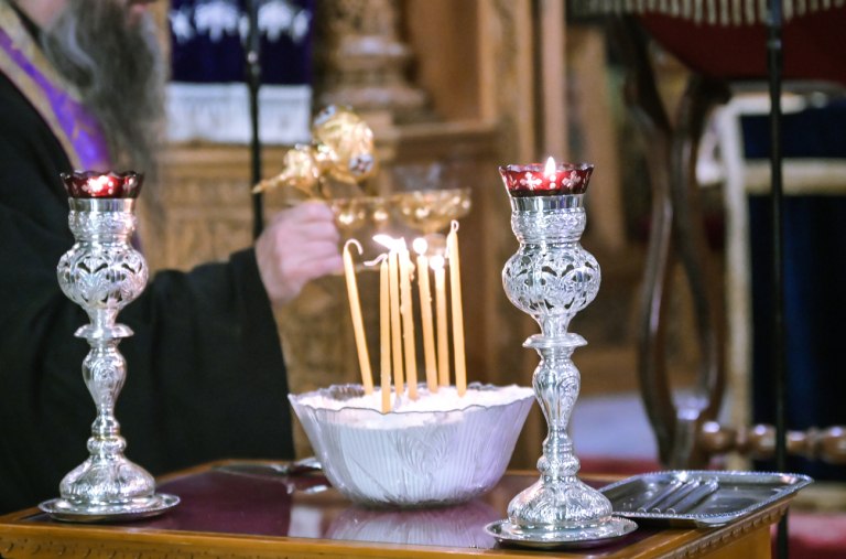 Αδιανόητο περιστατικό στη Θεσσαλονίκη: Επιτέθηκε με γυαλί στην οικογένειά του επειδή έκαναν… ευχέλαιο