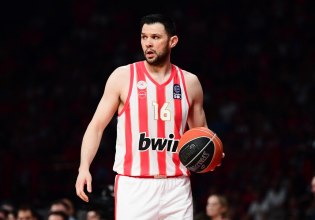 Σπουδαίος Παπανικολάου, βοήθησε σε τροχαίο έξω από τα «Δύο Αοράκια» – Έσπευσαν οι γιατροί του Ολυμπιακού