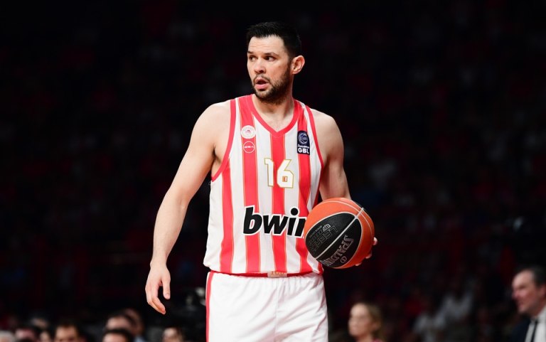 Σπουδαίος Παπανικολάου, βοήθησε σε τροχαίο έξω από τα «Δύο Αοράκια» – Έσπευσαν οι γιατροί του Ολυμπιακού