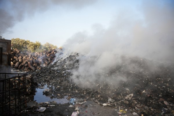 Φωτιά σε υπαίθριο χώρο επιχείρησης στον Βόλο – Μήνυμα από το 112 για τους καπνούς
