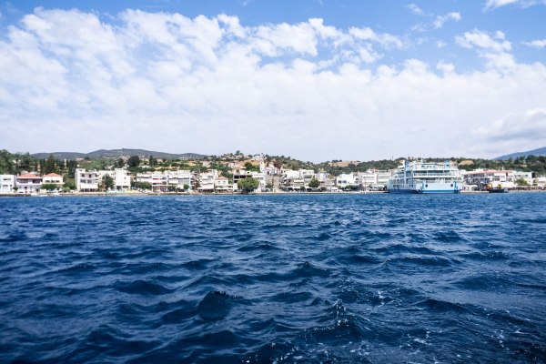 Σεισμός στην Εύβοια: Η στιγμή που πολίτες τρέχουν να βγουν από εστιατόριο