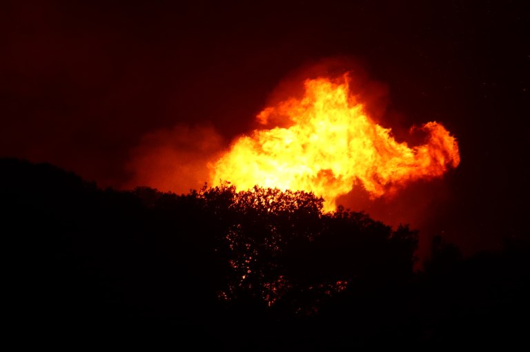 Φωτιά σε δύσβατη περιοχή στο Πετρωτό Φθιώτιδας – Κατακαίει δασική έκταση