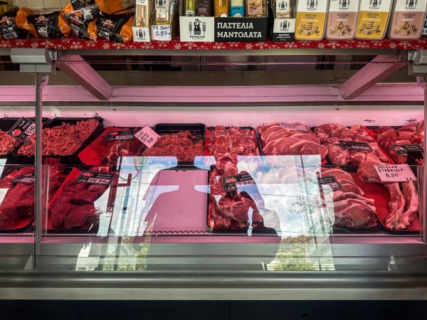Χρυσάφι πληρώνουν το κρέας οι καταναλωτές
