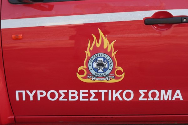 Φωτιά σε εξωτερικό χώρο επιχείρησης στο Μενίδι – Διακόπηκε η κυκλοφορία