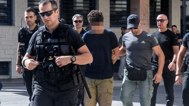 Φωτιά στην Πάτρα: «Πήγα να βοηθήσω, βρέθηκα στη φυλακή» – Τι είπαν οι δύο νεαροί μετά την αποφυλάκισή τους