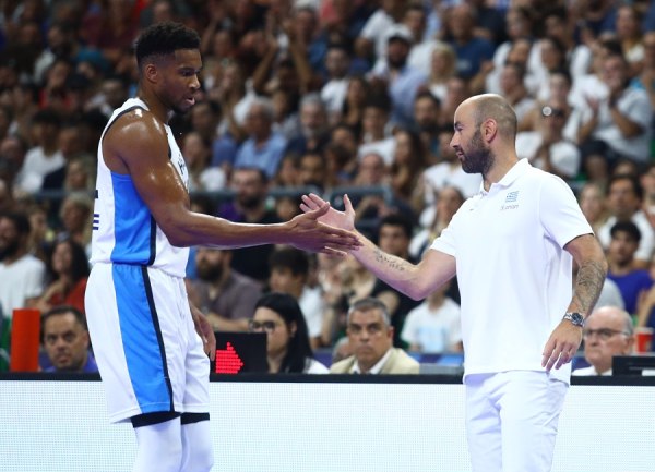 Ο Γιάννης τραγουδάει το όνομα του Βασίλη Σπανούλη – Τα λόγια καρδιάς του Έλληνα τεχνικού στους παίκτες (vid)