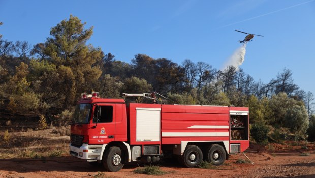 Φωτιά στην Αρκαδία – Επιχειρούν και εναέρια μέσα