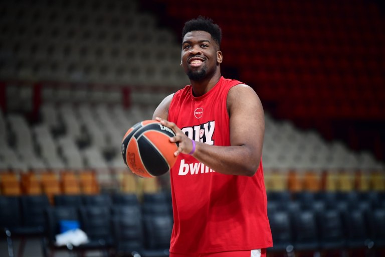 Ολυμπιακός: Ποιος είναι ο Νίκος Οκεκουόγεν που συμμετέχει στην προετοιμασία – Τα Τρίκαλα, το Draft και οι… Αντετοκούνμπο (vids)