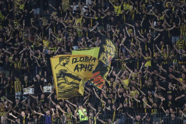 Oπαδικό Fair Play: Αρειανοί κέρασαν μπύρες τους φιλοξενούμενους του Παναιτωλικού (vid)