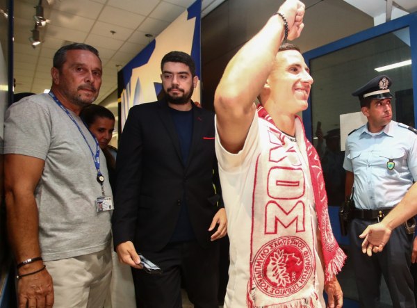 Ολυμπιακός: «Κλικ» από την αποθεωτική υποδοχή του Ποντένσε (pics+vid)