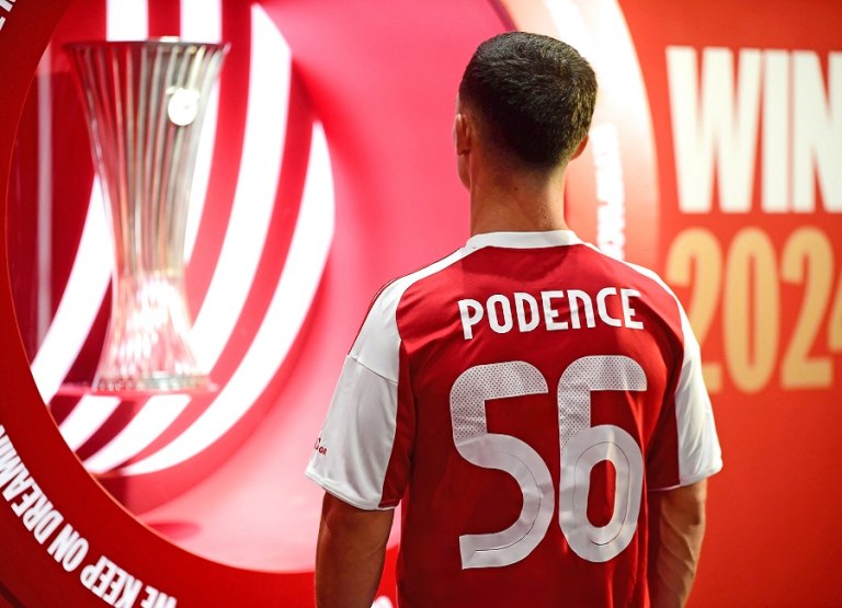 Ο Ντάνιελ Ποντένσε με τα «ερυθρόλευκα» στο Μουσείο του Ολυμπιακού (pics)