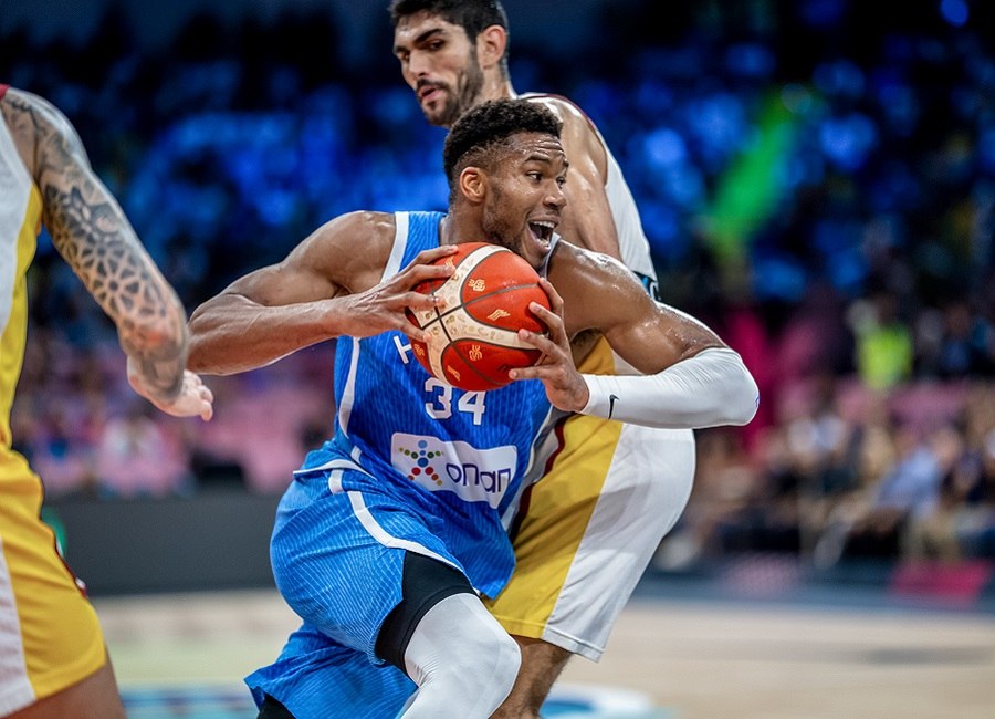 Κυρίαρχος κοντά στο καλάθι ο Γιάννης Αντετοκούνμπο κόντρα στην Ισπανία (vid)