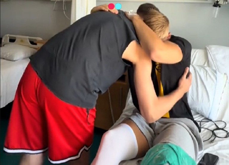 Σύσσωμος ο Άρης στην κλινική όπου νοσηλεύεται ο τραυματίας Τανούλης: Το συγκινητικό βίντεο