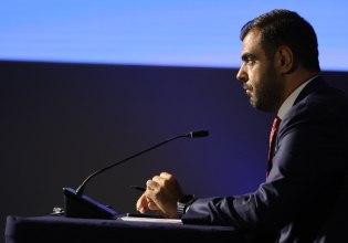 Τα μπετοναρισμένα ΜΜΕ σε διάταξη «στριμώχνουν» τον Μητσοτάκη, αποκλεισμός μη φίλιων μέσων