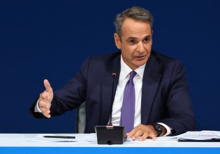Μητσοτάκης σε παράλληλο σύμπαν – Καμία ανάληψη ευθύνης, αοριστολογίες για την ακρίβεια, υποκινούμενη από συμφέροντα η κοινωνική δυσαρέσκεια