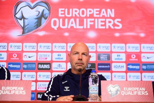 Προπονητής Δανίας: «Κίνητρο η καυτή ατμόσφαιρα κόντρα στην Ελλάδα»