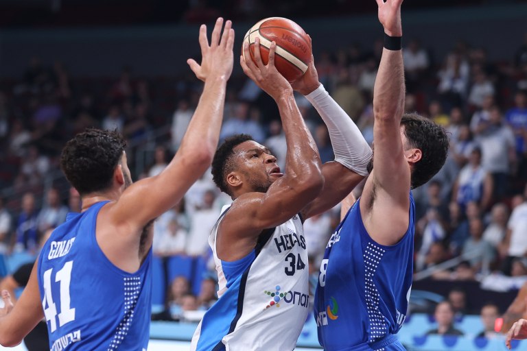 Σαρωτικός: Ο Γιάννης Αντετοκούνμπο διέλυσε το Ισραήλ με 37 πόντους (vid)