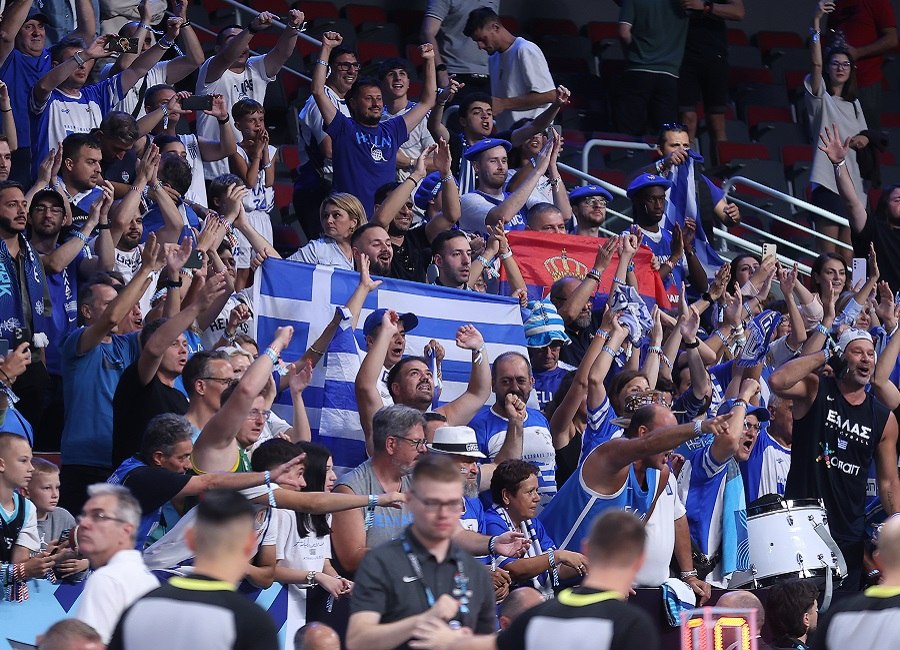 Εθνική Ελλάδας: Αποθεώθηκαν Σπανούλης και παίκτες από Έλληνες οπαδούς κατά την αναχώρηση από το ξενοδοχείο (vid)