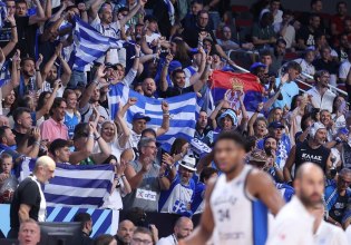 «Πέταξαν» για Λετονία οι Έλληνες φίλαθλοι: Πάνω από 1.500 στο πλευρό της Εθνικής – Συνθήματα και… πάρτι μέσα στο αεροπλάνο (vids)