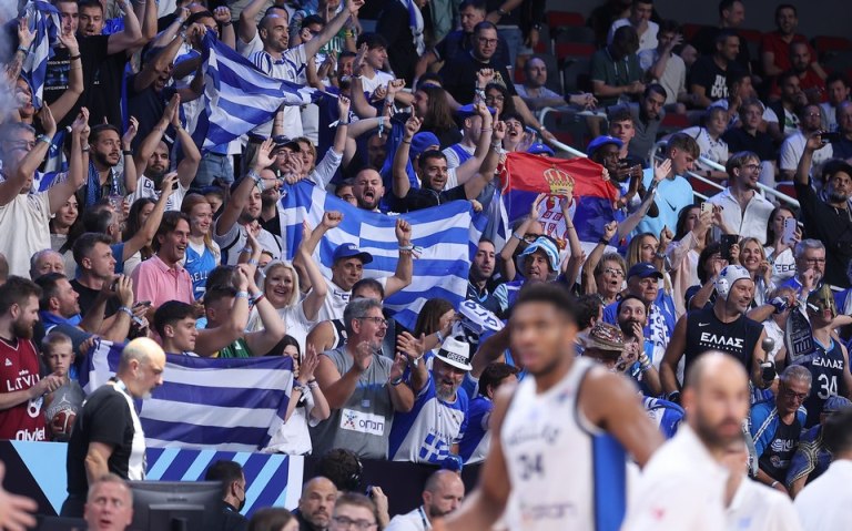 «Πέταξαν» για Λετονία οι Έλληνες φίλαθλοι: Πάνω από 1.500 στο πλευρό της Εθνικής – Συνθήματα και… πάρτι μέσα στο αεροπλάνο (vids)