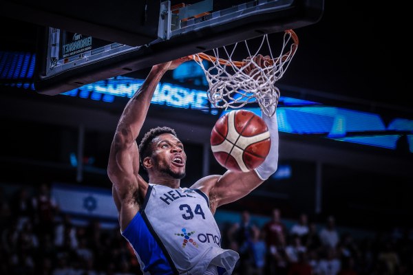 Ο Γιάννης «πέταξε» από τη γη στο… διάστημα