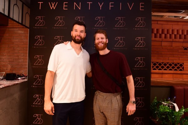 Εγκαίνια για το «25» του Άλεκ Πίτερς (pics)