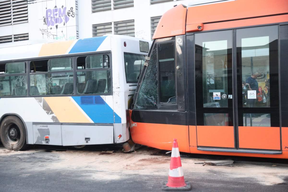 Σύγκρουση λεωφορείου με τραμ στον Πειραιά – Πάνω από 20 ελαφρά τραυματίες