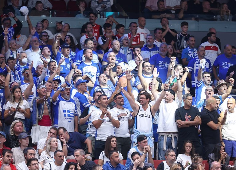 Ελλάδα – Τουρκία: Ένταση ανάμεσα σε Έλληνες και Τούρκους έξω από το γήπεδο (vid)