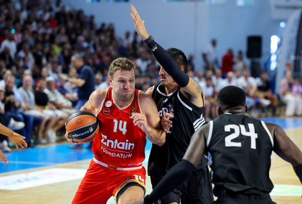 Ο Βεζένκοφ πέτυχε 32 πόντους στη φιλική ήττα του Ολυμπιακού από την Παρί (87-90)