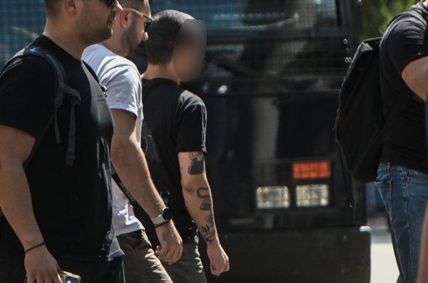 Ελεύθερος ο γιος του πασίγνωστου τραγουδιστή – Τι λένε αυτόπτες μάρτυρες για το επεισόδιο με τους αστυνομικούς